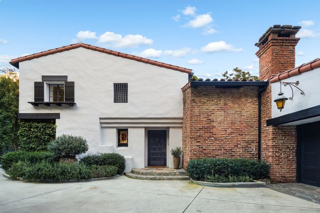 1521 North Kings Road from the listing gallery