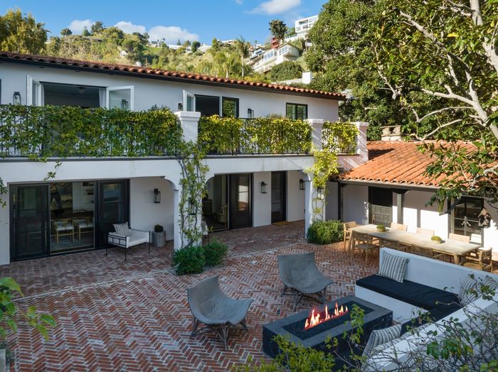 Courtyard at a Durkovic Group listing on Kings Road