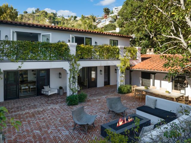 Courtyard at a Durkovic Group listing on Kings Road